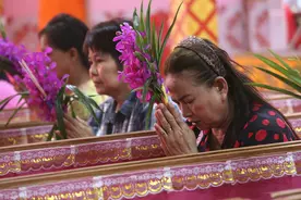 泰国寺庙“另类”迎新仪式，新年信徒“睡棺材”，祈福消灾图片