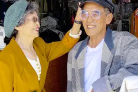 84岁老夫妻穿情侣装火爆外媒！相爱60年随手秀恩爱圈粉65万图片