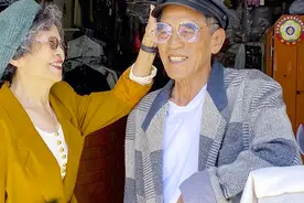 84岁老夫妻穿情侣装火爆外媒！相爱60年随手秀恩爱圈粉65万图片