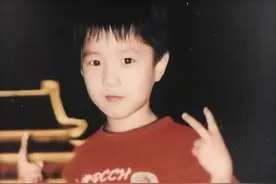 刘昊然童年照曝光，网友：样子呆萌，真的从小帅到大图片