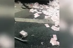 突发！江苏一运钞车与货车相撞，现场人员2死4伤，钞票洒落一地图片