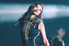 32岁张惠雅疑似为情所困，体重暴跌至80斤，下巴长疮腿上满是黑点图片