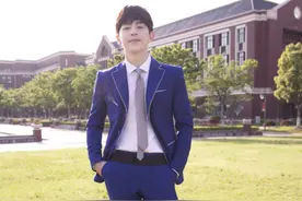 邓伦蓝色校服打扮，少年感满满，举手投足间尽显潇洒帅气图片