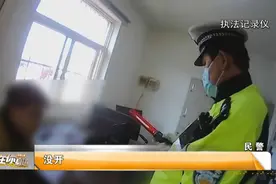 连云港交警：酒后开车犯迷糊 滚滚车流路边睡图片