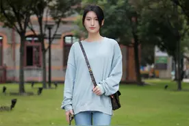 立秋后，卫衣就买这4个“减龄款”，高级不说还显白，照着穿就美图片