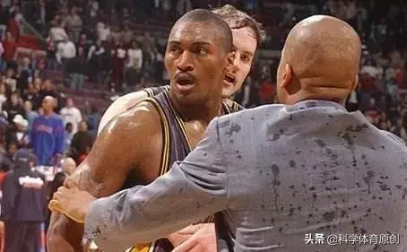 NBA五大斗殴事件，场面激烈，打得面部骨折，脑浆流出，险些丧命