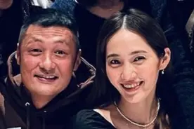 40岁余文乐晒照庆生，获娇妻献吻满脸得意，但抬头纹抢镜略显沧桑图片