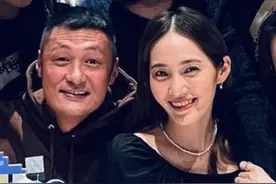 40岁余文乐晒照庆生，获娇妻献吻满脸得意，但抬头纹抢镜略显沧桑图片