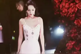 Vogue新篇章之夜，杨幂救场，耍大牌晚登场的是谁？图片