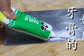 牙膏抹在菜刀上，简单磨一磨，菜刀跟新的一样快，方法太棒了图片