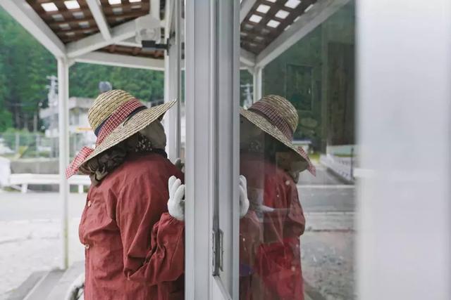 日本有个恐怖村庄,奶奶按照逝者原型做了300个人形,日夜陪自己