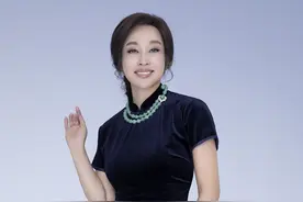刘晓庆用斜刘海彰显脸上胶原蛋白，搭配旗袍秀身材，网友：服了！图片
