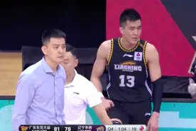 绝命3分！杨鸣郭艾伦振臂疯狂庆祝，被威姆斯3秒打脸，集体傻眼了图片