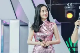 38岁王智身材绝了！穿旗袍裙罕见秀凹凸曲线，这腰连女生都羡慕图片