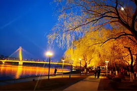 夜晚降临 迷离的灯光赋予这座城市更多的柔美和浪漫图片