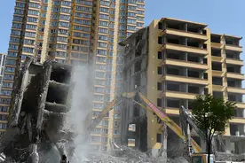 太原迎泽大街东延一栋违建9层楼房被拆除图片