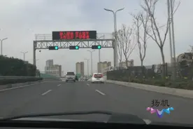 扬州市迎来今冬第一场雪 市政部门积极应对寒潮天气图片