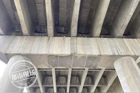 太危险！高架桥施工留下水泥块“头顶隐患”让村民不安图片