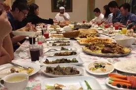 迪拜普通家庭的一日三餐，看完后才终于明白：贫穷限制了想象图片