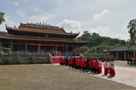 高三学子们纷纷到南宁孔庙，祭拜孔子，祈福金榜题名图片