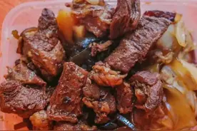 天津任性大叔卖牛肉饭，只卖中午还双休，食客蹲点排队买图片