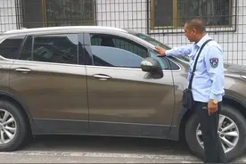 太原：粗心司机下车忘关窗 咪表员在旁守候一小时图片