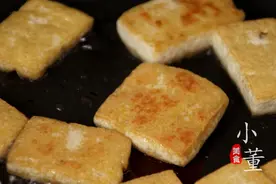 1块豆腐，1把花蛤，锅中炖一炖，鲜香美味，出锅连汤都不剩图片