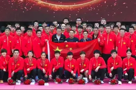 国乒大合影！8位主力占据C位，樊振东紧挨第一美女，网友：真般配图片