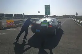 高速车辆故障打不着火 交警帮忙将车推入服务区图片