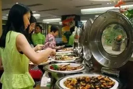 母女吃自助狂拿6盘大虾，看到桌上的虾壳老板怒了，食客：骂得好图片