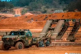 猛士底盘架桥车再现，展开三节剪刀桥，助力轻型旅机动力提升图片