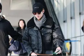 奶萌“贵族王子”吴世勋机场上演“拖鞋时尚”玩转不一样的style图片