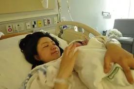 最“社会”宝宝火了，出生自备“欢迎仪式”，孟婆汤掺了水图片