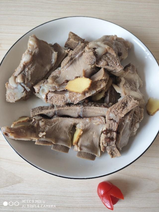 冷冻羊小排骨二斤不到30元，这么便宜膻味很浓，炖炖鲜美好香