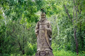 为什么秦始皇当年修的秦直道路，两千多年来，路面上一直不长草？图片