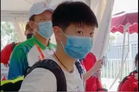国乒天团驾到！孙颖莎受捧，运动员抢着合影，像小胖一样被迫营业图片