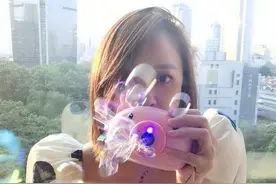 陈乔恩穿波点裙超少女 玩泡泡机对镜甜笑很梦幻图片
