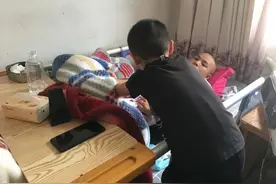 他4岁起独自照顾瘫痪的爸爸，今年春节，7岁的他登上央视舞台图片