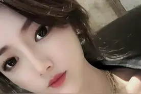 快手两大美女主播坐着唠嗑年赚千万，网友：有一张漂亮的脸就是好图片