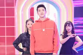 金瀚身穿一套牛仔套装，内搭白色高领T恤，清爽又有个性！图片