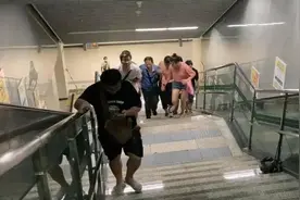 河南郑州乘客被困地铁5号线隧道内 救援正在进行图片