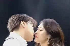 和网红老婆在选秀现场演接吻，似乎继续更新着爱豆黑历史的李晟敏图片