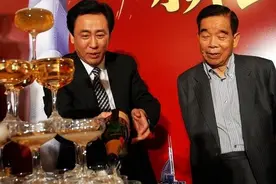 13年前郑裕彤刘銮雄帮恒大脱困，为何这一次两大家族没伸出援手？图片