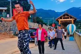 17岁自闭症少年“混迹”在职校图片