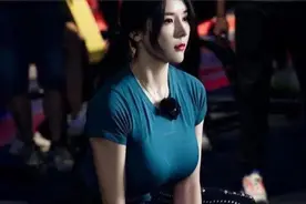 翘臀女孩刘太阳，健美比赛超“哇塞”的女裁判，身材让人过目不忘图片