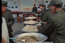 70年代部队伙食：空军一天伙食3块5，一个连20块维持100多人三餐图片