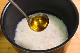 电饭锅焖饭的新吃法，我家连吃5天，简单一做，10分钟出锅！