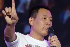 河南穷小子，卖过冰棍，却靠开超市年入70亿，被马云和雷军夸赞图片