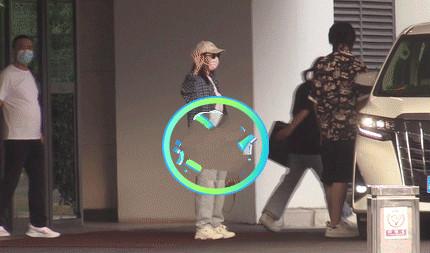 景甜父亲罕见露面，陪女儿看病烟瘾难耐，挺肚腩打扮朴素不似富豪