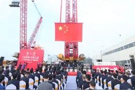 控制精度“毫米级”！全球最大4500吨吨位起重机下线图片